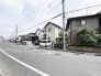 空が広く感じられる落ち着いた住宅街で、穏やかな日常の風景が広がっています。