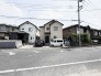 周囲の街並みに溶け込みながらも、日々の暮らしに心地よい落ち着きをもたらす穏やかな佇まいです。