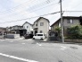 穏やかな住宅街の風景に馴染む、落ち着いた佇まいの住まいが日々の暮らしを優しく包み込みます。