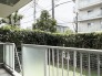 緑豊かな植栽が外からの視線をほどよく遮り、静かで落ち着いた時間が流れるプライベートな空間です。