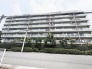 街並みに静かに溶け込み、心地よい日常の風景を形作る整然とした佇まいが魅力の住まいです。