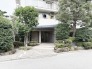 四季の移ろいを感じさせる豊かな植栽が、日々の暮らしに安らぎと落ち着きをもたらす心地よいアプローチです。