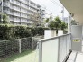 街並みの緑を感じながら、穏やかな日常のひとときを過ごせる開放的な屋外スペースです。