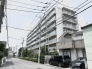落ち着いた住宅街に佇む、空の広がりを感じさせる端正な外観が日常に溶け込みます。