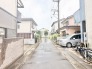 落ち着いた住宅街の風景が広がり、穏やかな日常の気配を感じさせる静かな住環境です。