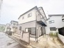 落ち着いた色合いの外壁が街並みに馴染み、家族の暮らしを静かに支える穏やかな佇まいの住まいです。