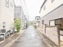 周辺環境に調和した閑静な住宅街の一角にあり、穏やかな時間が流れる落ち着いた街並みです。