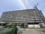 空へとのびやかに広がる建物の存在感が、日々の暮らしに安心感と落ち着きをもたらしてくれます。