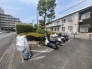 手入れされた植栽が落ち着いた日常の風景を演出し、整然とした空間が暮らしにゆとりをもたらします。