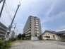 空に向かってまっすぐに伸びる端正なフォルムが、街の風景に穏やかに溶け込んでいます。
