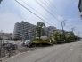 空へと伸びる伸びやかなフォルムが印象的で、穏やかな日常が育まれる心地よい住環境です。