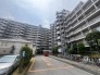 ゆとりある敷地に堂々と佇む、落ち着いた雰囲気が魅力の集合住宅です。
