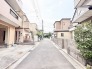 閑静な住宅街が広がり、穏やかな日常を予感させる落ち着いた街並みが整っています。