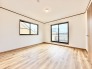 木のぬくもりが優しく広がる空間は、余計なものを削ぎ落としたシンプルな心地よさを感じさせます。