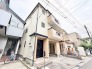 落ち着いた色合いの外壁が街並みに溶け込み、日々の暮らしに安らぎを感じさせる佇まいです。