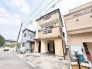 周辺の街並みと調和する穏やかな佇まいで、暮らしの拠点としての落ち着きを感じさせる外観です。