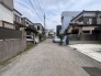 穏やかな空気が流れる閑静な住宅街で、日々の暮らしに安らぎを感じられる落ち着いた環境です。