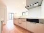 無駄のないすっきりとしたデザインが心地よく、日々の暮らしに穏やかな広がりを感じさせてくれる空間です。