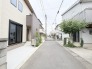 静かな住宅街に溶け込み、日々の暮らしに穏やかな落ち着きをもたらす住環境が広がっています。