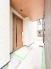 木目調の温かみと洗練された外壁が調和し、住まいの第一印象を穏やかに引き立てるアプローチ。