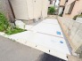 周囲の住宅と調和する整えられた敷地は、暮らしにゆとりをもたらす落ち着いた佇まいです。