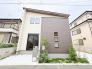 異素材を組み合わせたモダンな外観が、周囲の街並みに洗練された個性を添えています。