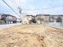 暮らしの基点として可能性を広げる、落ち着いた街並みに佇む開放的な敷地です。