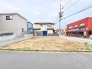 周囲の環境と調和しながら、自由な発想で理想の暮らしを描くことができる開放的な敷地です。
