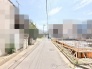 穏やかな日常を予感させる、落ち着いた住宅街の風景が静かに広がります。