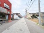 暮らしの息遣いを感じる、落ち着いた佇まいの街並みが日々の生活に彩りを添えてくれます。