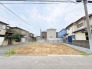穏やかな住宅街に位置する、新しい暮らしの設計を自由に描くことができる広々とした敷地です。