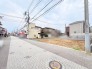 ゆったりとした空気が流れる街並みに馴染む、整えられた敷地が新しい暮らしの始まりを静かに待っています。
