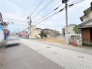 整備された歩道が続き、穏やかな日常が流れる落ち着いた街並みに佇む現地です。