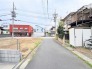 周辺環境に溶け込み、日々の暮らしが穏やかに流れる落ち着いた住まいの風景です。