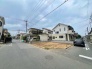 落ち着いた住宅街の一角に位置し、開放感と将来の暮らしを描きやすい穏やかな住環境が広がっています。