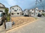 落ち着いた住環境の中にあり、新たな暮らしの可能性が広がる角地の区画です。