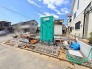 これからの新しい暮らしの基礎が築かれていく、静かな住宅街のひとときを感じさせます。