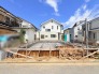 新しい暮らしの土台となる場所で、青空の下に穏やかな時間が広がっています。