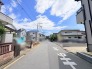 穏やかな空が広がり、落ち着いた時間が流れる閑静な住宅街の風景です。