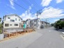 落ち着いた雰囲気の住宅街に位置し、ゆったりとした時間が流れる穏やかな住環境が整っています。