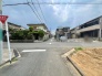 穏やかな空気が流れる住宅街に位置し、日々の暮らしに心地よい静けさと落ち着きをもたらす住環境です。
