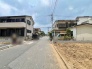 穏やかな空気が流れる住宅街に位置しており、日々の暮らしに心地よい静けさと落ち着きをもたらしてくれます。