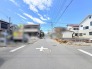 青く澄んだ空が広がる閑静な住宅街で、穏やかな暮らしの始まりを感じさせます。
