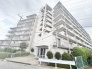 街並みに静かに寄り添い、日々の暮らしを穏やかに受け止める端正な佇まいの住まい。