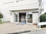 日々の暮らしを穏やかに受け入れる、清潔感のある静かな佇まいのエントランス空間です。