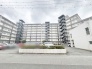 落ち着いた佇まいを見せる端正なフォルムが、街並みに穏やかな調和をもたらしています。