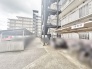 日常の生活風景に馴染む、機能的で落ち着いた住まいのアプローチが整えられています。