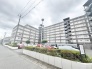 落ち着いた住宅街に馴染む、日々の生活を支える安定感のある佇まいが魅力です。