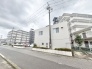 街並みに溶け込みながらも、日々の暮らしを穏やかに支える落ち着いた佇まいの外観です。