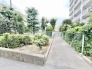 緑豊かな植栽が日々の暮らしに安らぎを添え、四季の移ろいを感じながら穏やかに歩める日常の風景が広がっています。